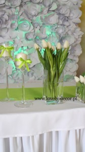 dekoracje weselne ścianka za stołem pary młodej kwiaty papierowe